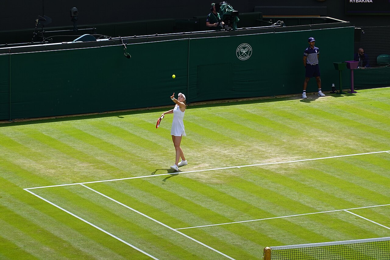 Elena Rybakina, 4 Temmuz 2026’da Wimbledon’ın çim kortunda servis atarken.